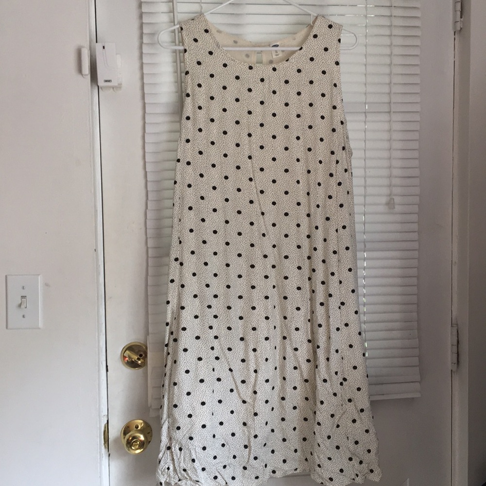 Never worn dress, white w/ black polka dots 🖤